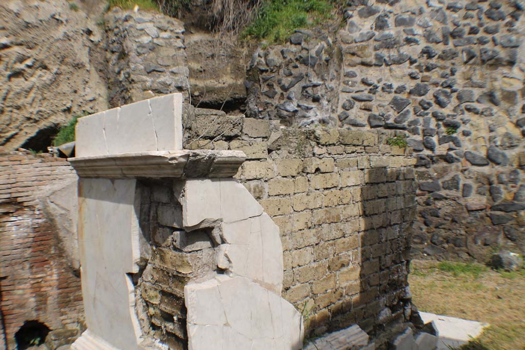 Decumanus Maximus, Herculaneum. March 2014. Looking north-west towards statue base.
Foto Annette Haug, ERC Grant 681269 DÉCOR.